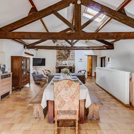 Дом отдыха Les Juliannes - La Pierre Etoilee Piscine Jardin