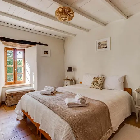 Les Juliannes - La Pierre Etoilee Piscine Jardin Дом отдыха *