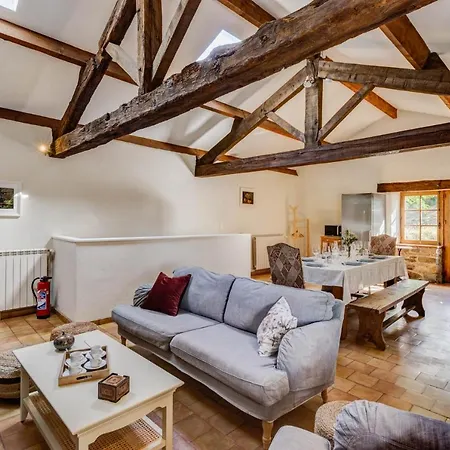 Дом отдыха Les Juliannes - La Pierre Etoilee Piscine Jardin *